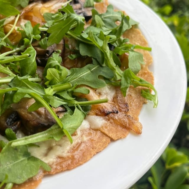 Caramelized Onion & Cremini 8'' Pizza (warm).